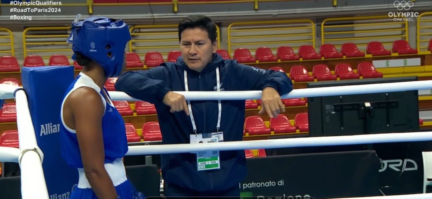 Ingrit recibe instrucciones de su esposo y entrenador Raúl Ortiz.