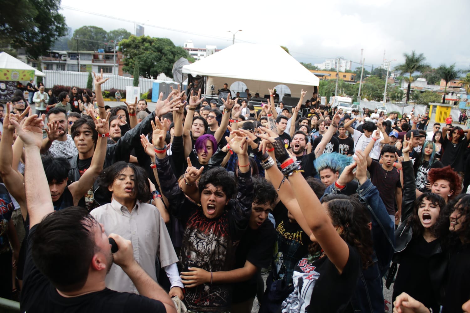 La lluvia no impidió que propios y turistas disfrutaran de sus bandas favoritas con el regreso del Festival Ibagué Ciudad Rock, en las afueras del estadio Manuel Murillo Toro, donde se vivió una noche cargada de talento con lo mejor de la escena local y nacional.
