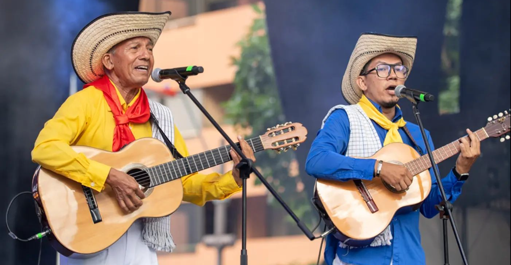Niños, jóvenes y adultos interpretaron los ritmos tradicionales de los grandes Silva y Villalba, durante en encuentro departamental de duetos, evento liderado por la Fundación Musical de Colombia en homenaje a los cumpleaños de la ciudad.
