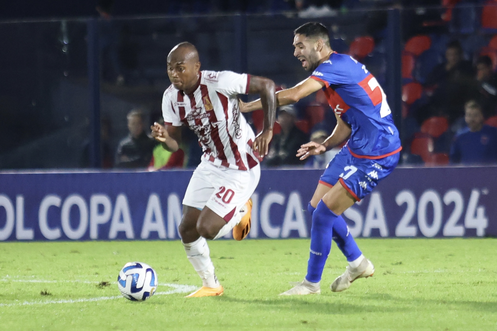 Junior Hernández ante Tigre