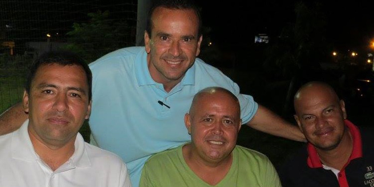 ‘Chencho’ (azul) en compañía de Harold Rivera (izquierda) y otros amigos del fútbol.