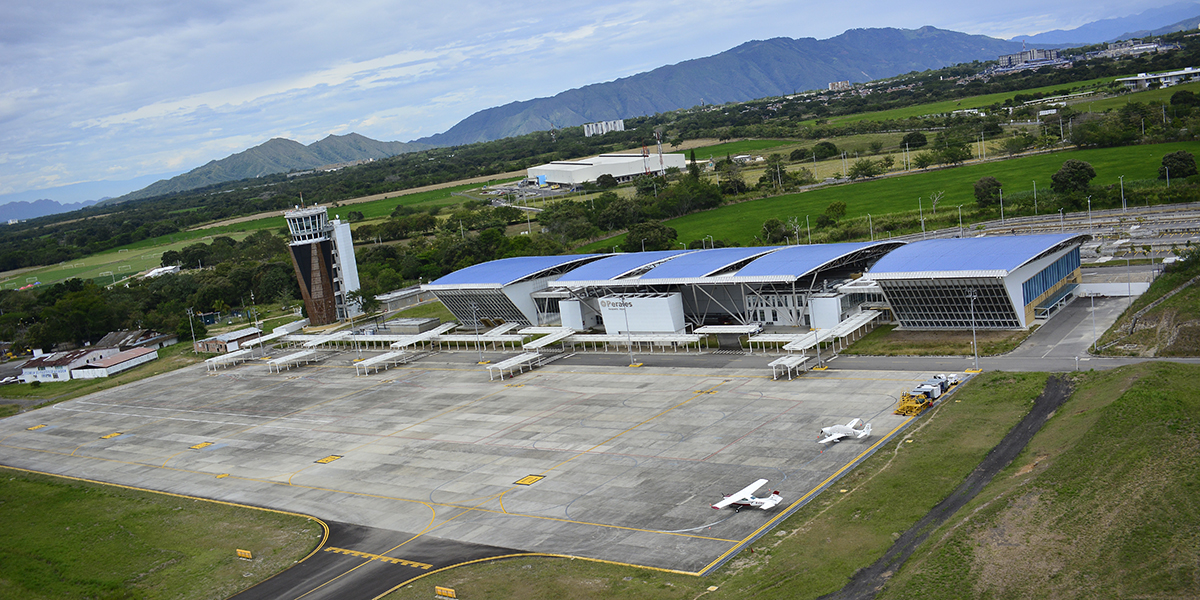 El Aeropuerto Perales se entregó modernizado en junio de 2018 por el gobierno de Juan Manuel Santos; se invirtieron $97 mil millones en estas obras, sin embargo, actualmente se cuestiona el deterioro del mobiliario. 