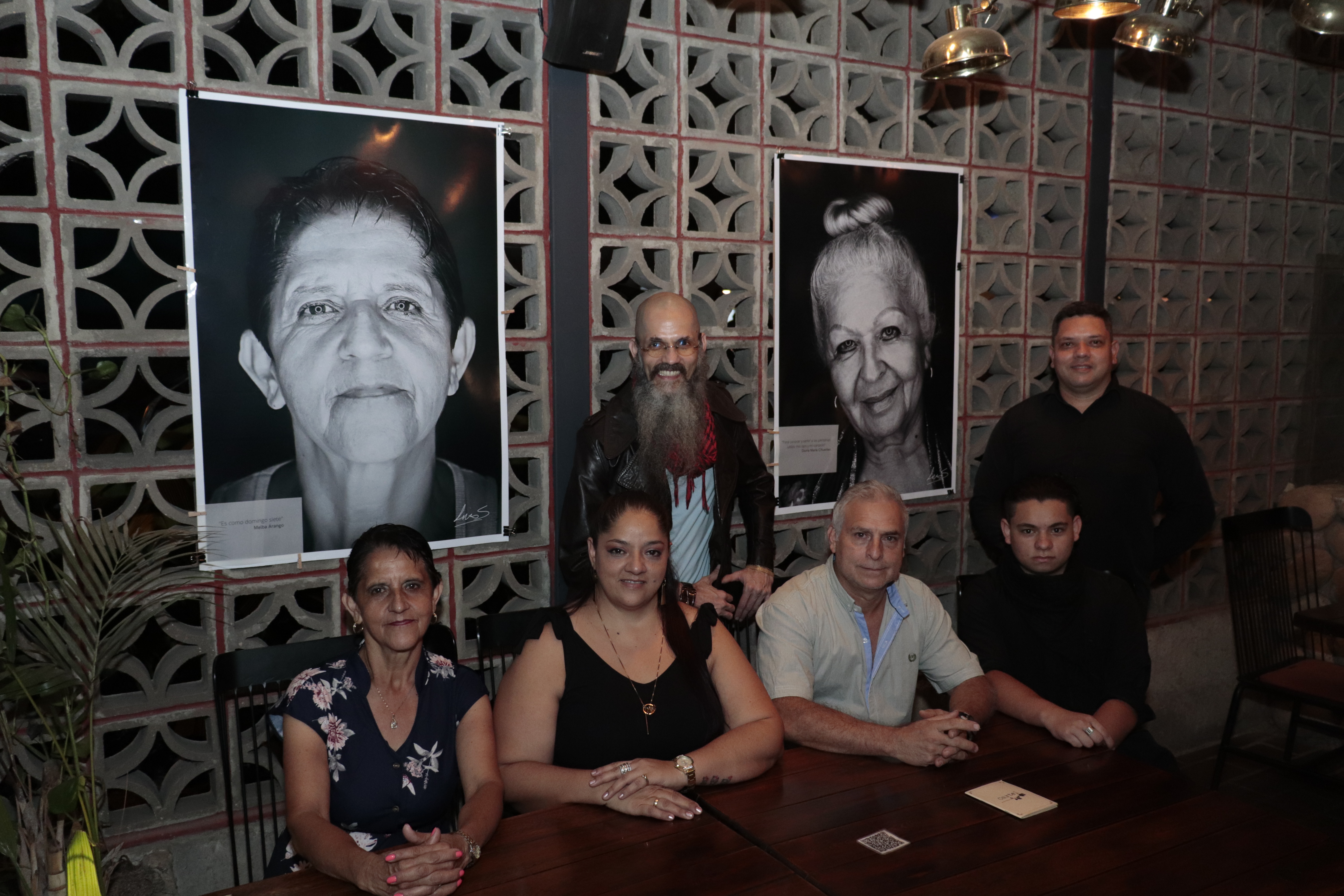 Luis Sarmiento compartió junto a sus familiares Melba Arango (madre), Angélica Sarmiento (hermana), Gregorio Murillo (cuñado), Alejandro Sarmiento (sobrino) y Óscar Leonardo Sarmiento (hermano). 