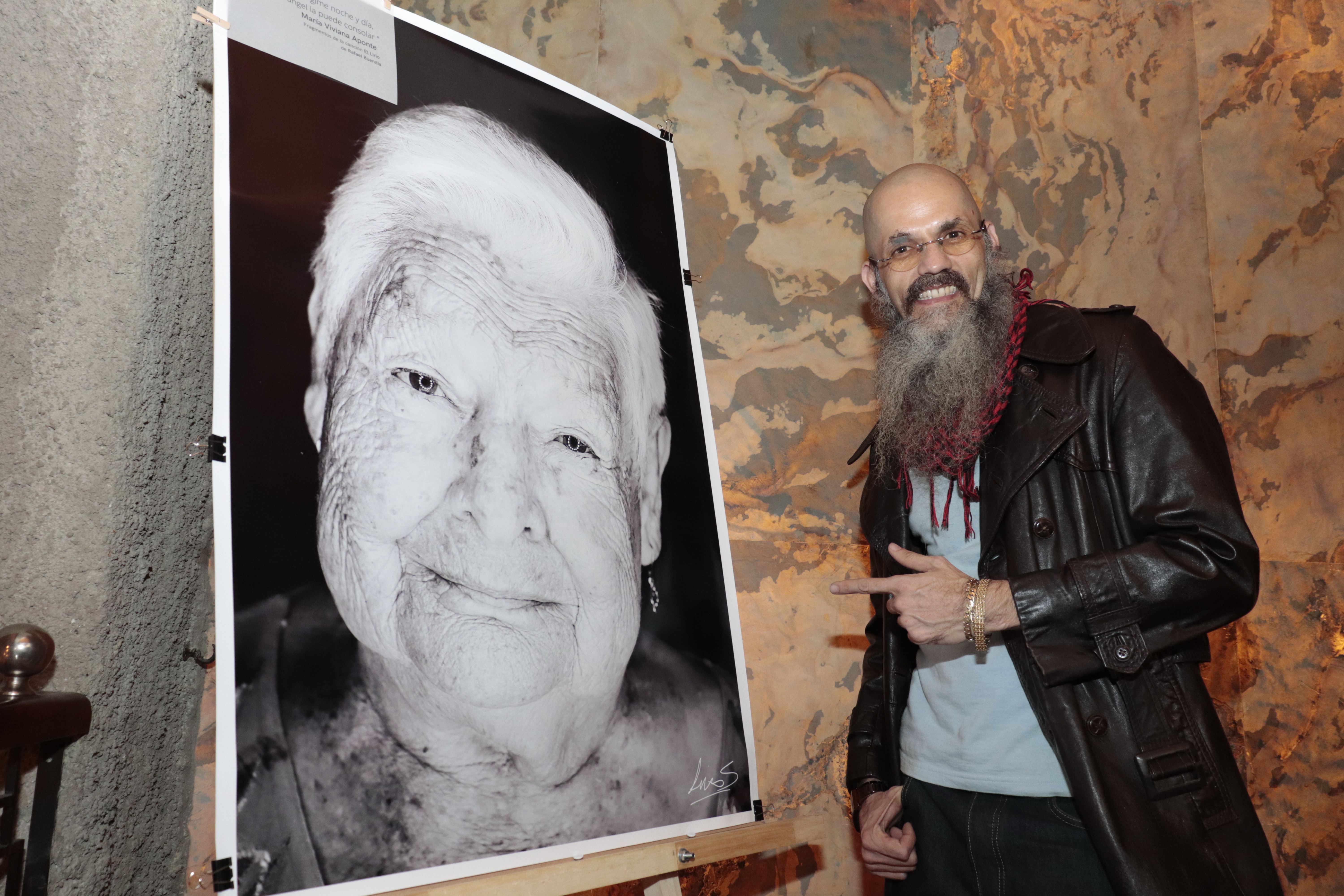 Luis Sarmiento junto a uno de sus retratos fotográficos. 