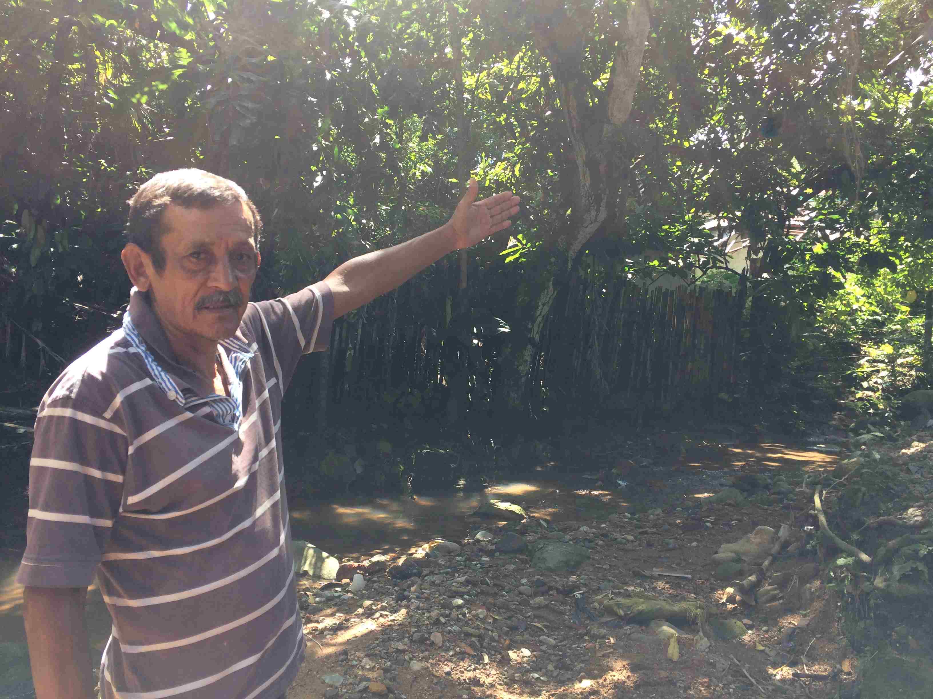 “Vivimos a orillas de la quebrada La Virgen y pues se corren a veces riesgos”, dice Gilberto Campos, habitante del asentamiento Las Brisas Bajas, de Chaparral.