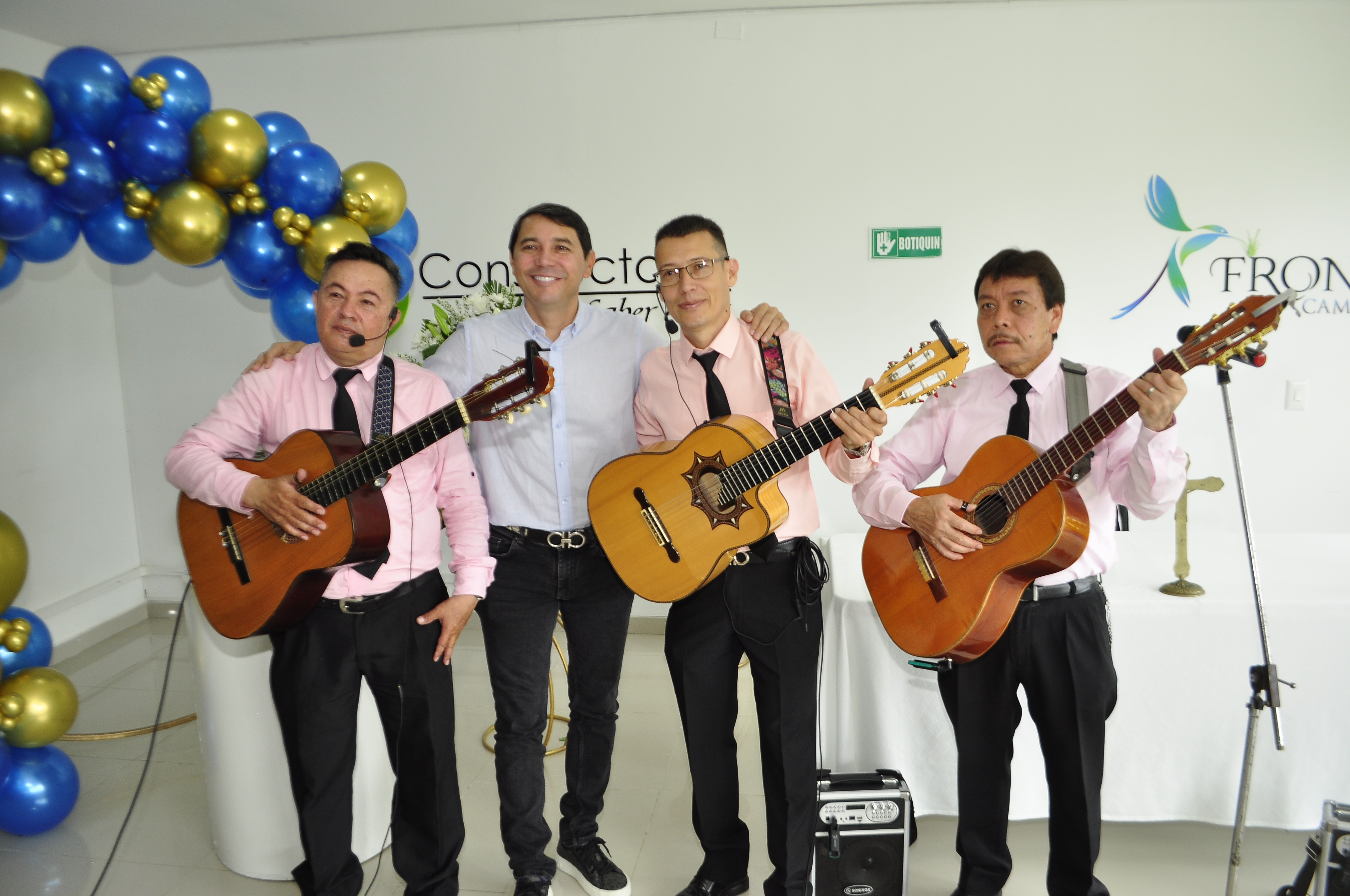 El grupo ibaguereño Serenata Musical, armonizó la reunión al compás de los ritmos tradicionales colombianos. En la imagen, el alcalde Andrés Fabián Hurtado, junto a los integrantes de la agrupación.  