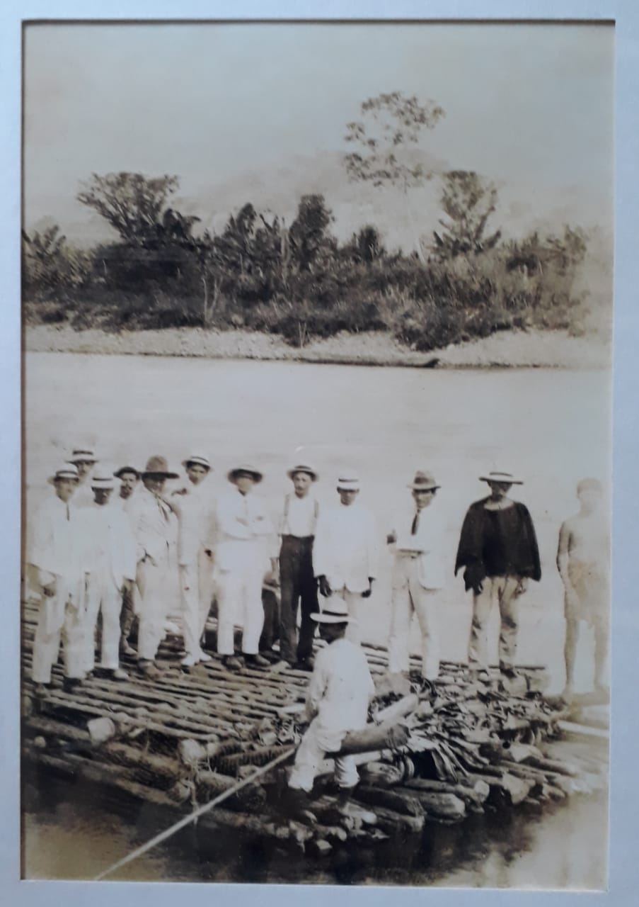 La banda de músicos del pueblo, cruzando el río Saldaña hacia la Hacienda de Santa Rosa, en el municipio de Chaparral (1910 ).