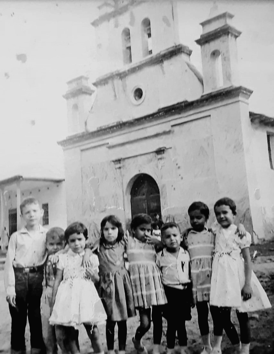 Grupo de niños pertenecientes a las familias Patarroyo Murillo, Rengifo y Rodríguez Murillo, frente a la antigua iglesia de San José de Ataco. El templo fue inexplicablemente demolido en 1968.