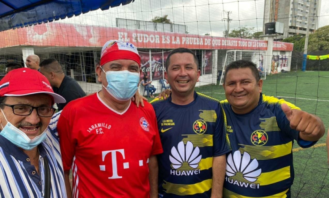 Suministradas / EL NUEVO DÍA José Barreto y Mauricio Jaramillo hace aproximadamente un año durante un partido de fútbol.