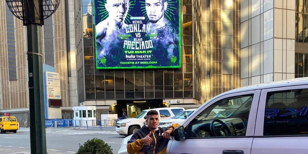 Belmar Preciado feliz con uno de los afiches promocionales de su pelea en Nueva York.