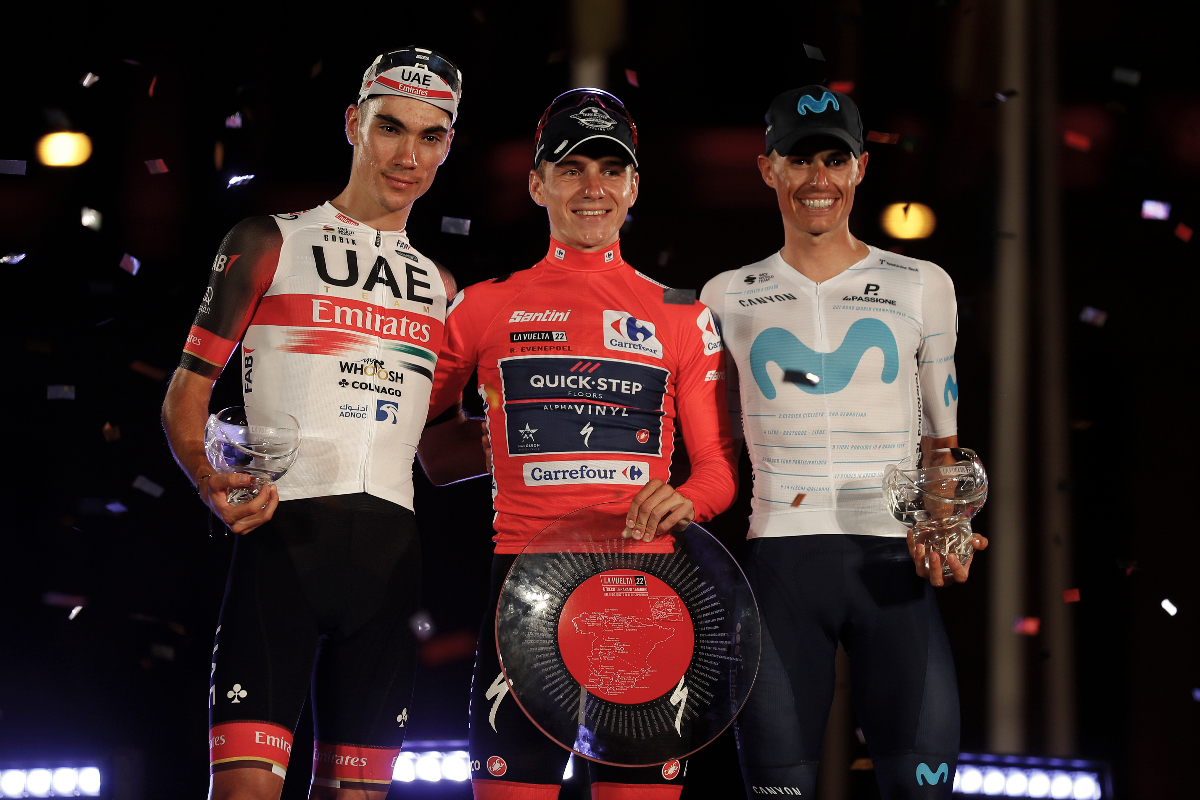 El belga Remco Evenepoel (c), ganador de la Vuelta, celebra junto a los españoles Enric Mas (Movistar) y Juan Ayuso (UAE Emirates), segundo y tercero, respectivamente.