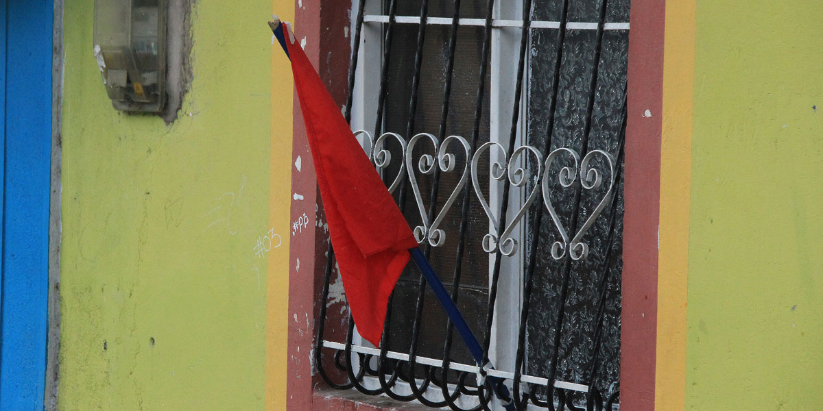 El trapo rojo en las casas se convirtió en un símbolo para buscar ayudas. 
