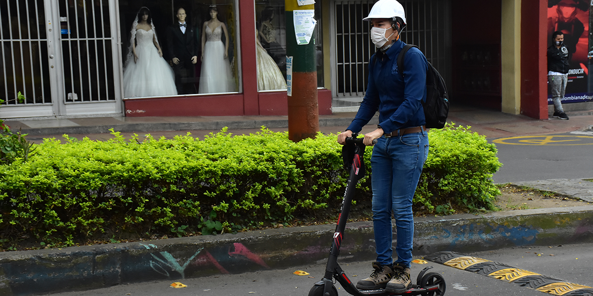 Varios ciudadanos se movilizaron principalmente en bicicleta y otros medios alternativos para llegar a sus trabajos.