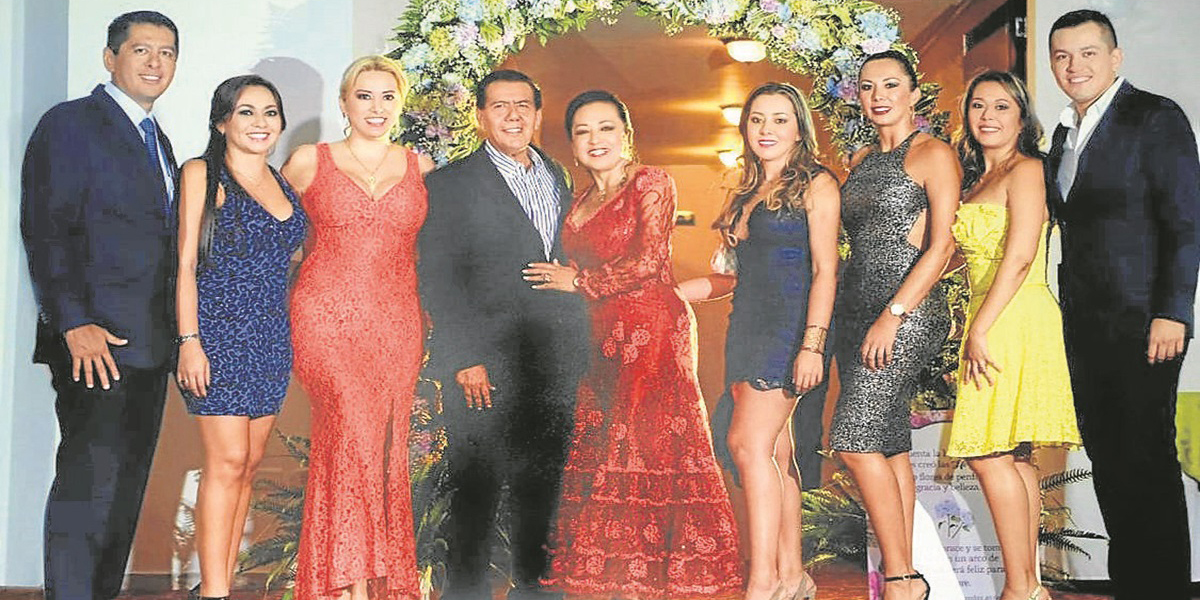 Carlos Alvarado, su esposa María Hortensia Molina, y sus hijos Carlos, Luz Marina, Milena, Yury, Ángela, Diana y Jhon.