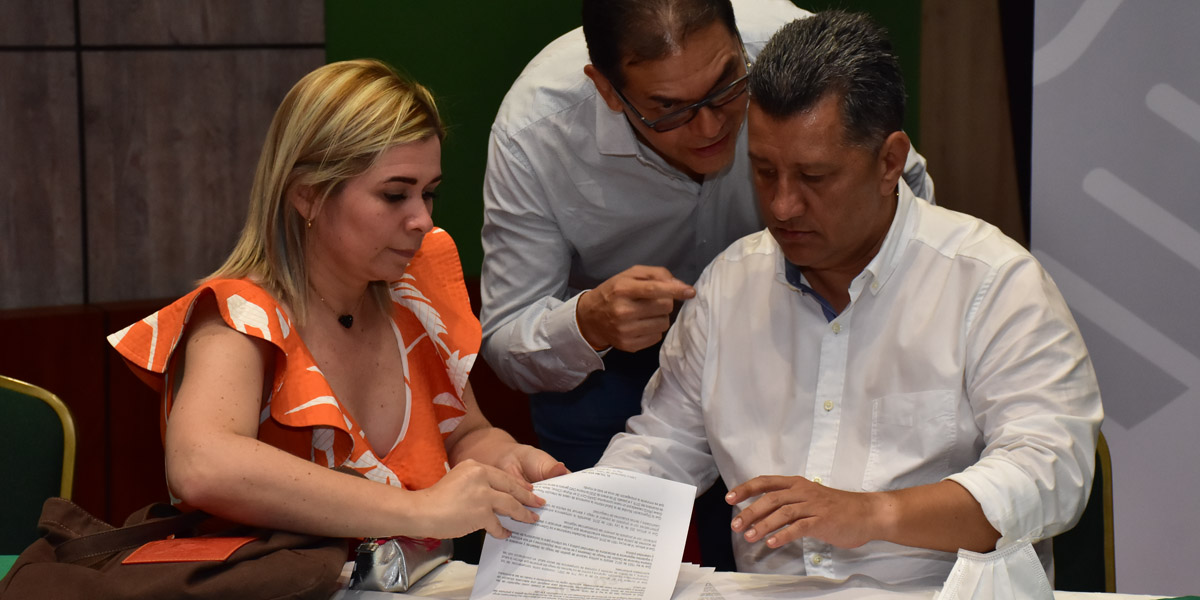 Los decretos fueron firmados ayer por el mandatario Seccional Ricardo Orozco Valero, lo acompaña la directora del Departamento de Asuntos Jurídicos, Yurani Prieto y el neumólogo Harold Trujillo. 
