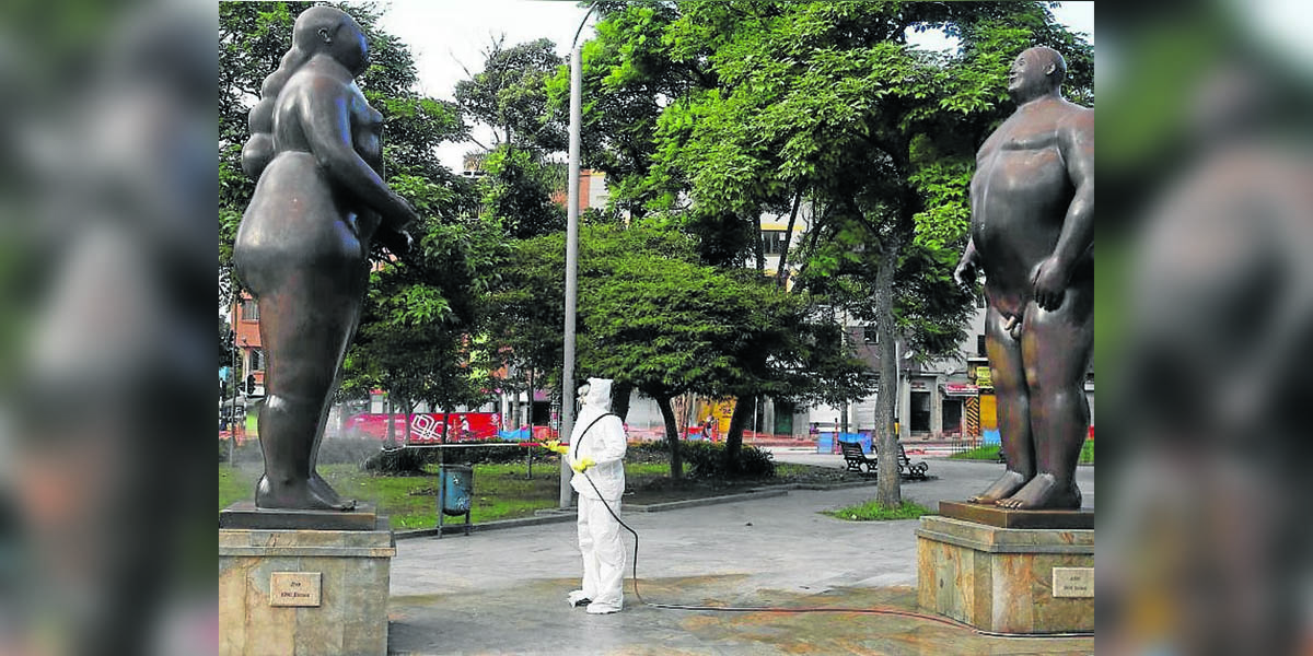 Un hombre desinfectaba una escultura de la Plaza Botero, durante la cuarentena nacional.