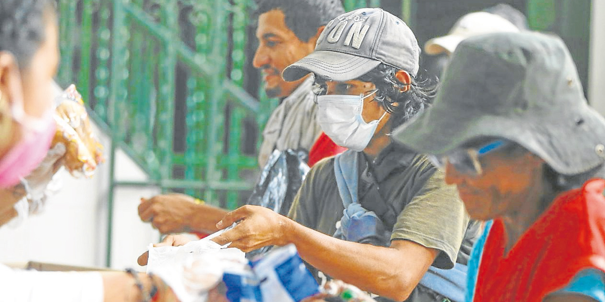 Personas sin techo reciben alimento en el centro de Cali. La fundación Samaritanos de la Calle, diariamente da comida a cerca de tres mil personas de la calle.