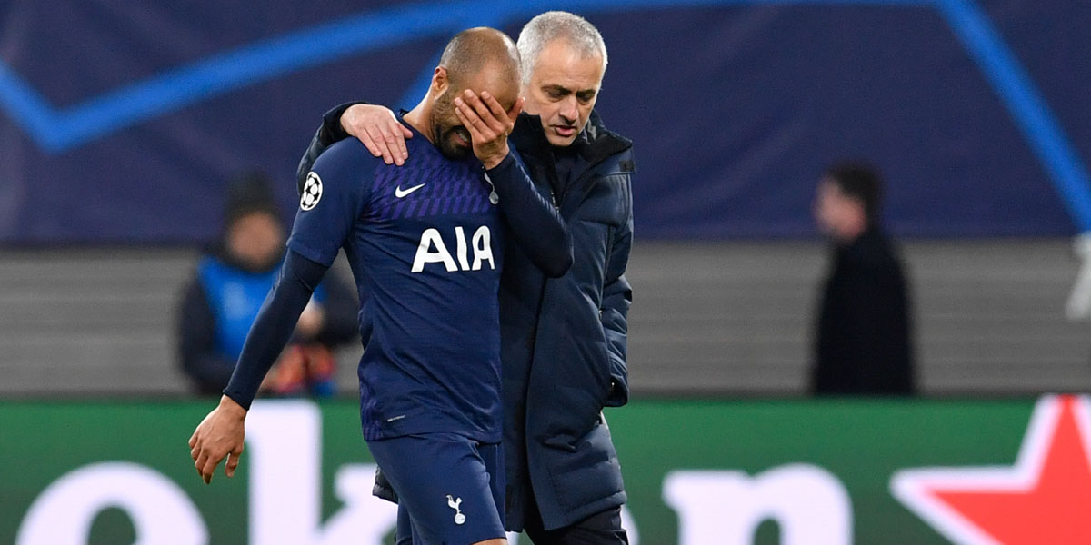 José Mourinho consolando a sus jugadores.