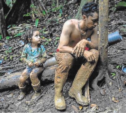 Taken from www.nytimes.com / EL NUEVO DÍA Luis and Melissa, father and daughter, during the trip through the Darien Gap.  Photo by Federico Rios for The New York Times. 