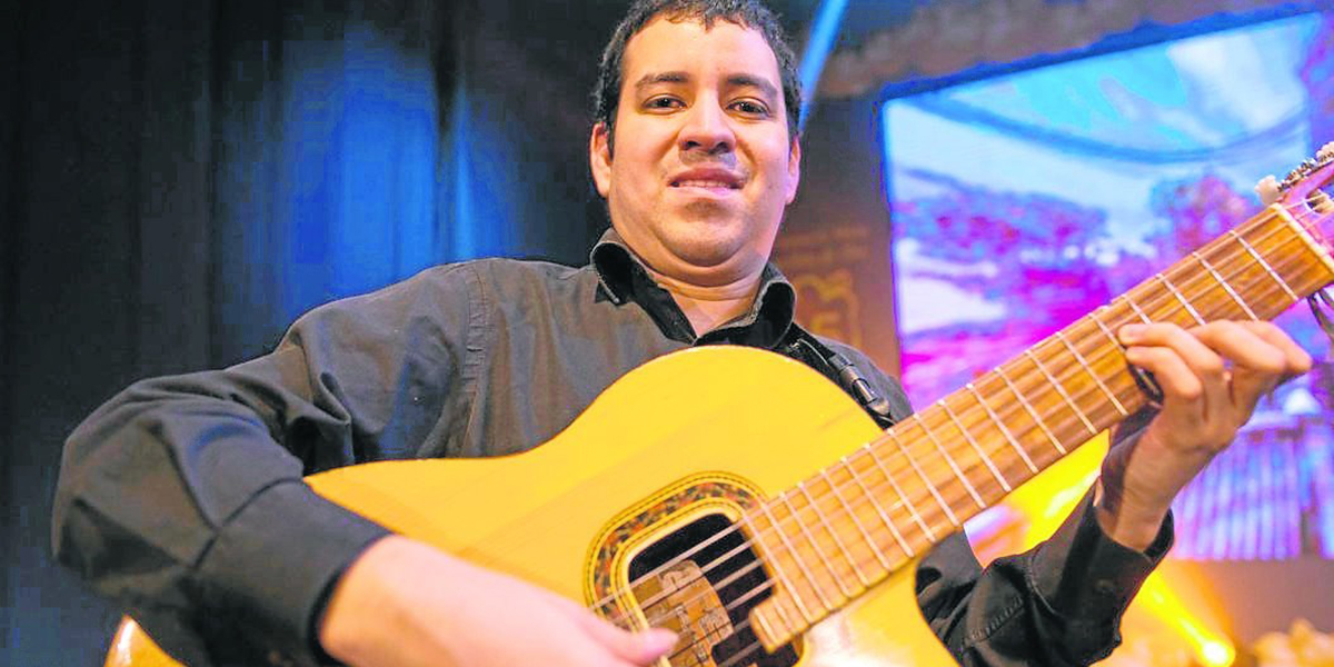 En la imagen, Paulo Andrés Urrea, guitarrista risaraldense destacado entre las nuevas generaciones de la música tradicional.