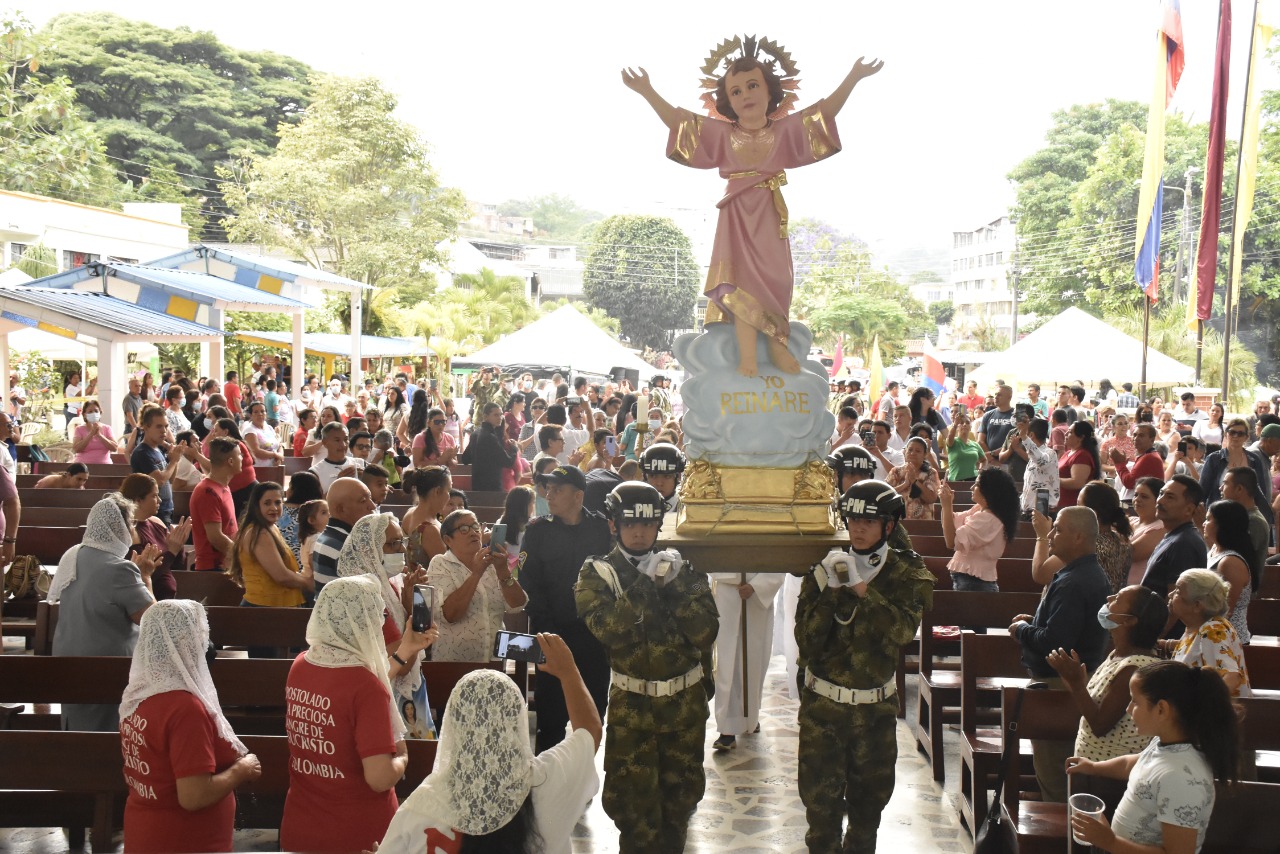 La estatua del Divino Niño Jesús entrando al recinto católico.