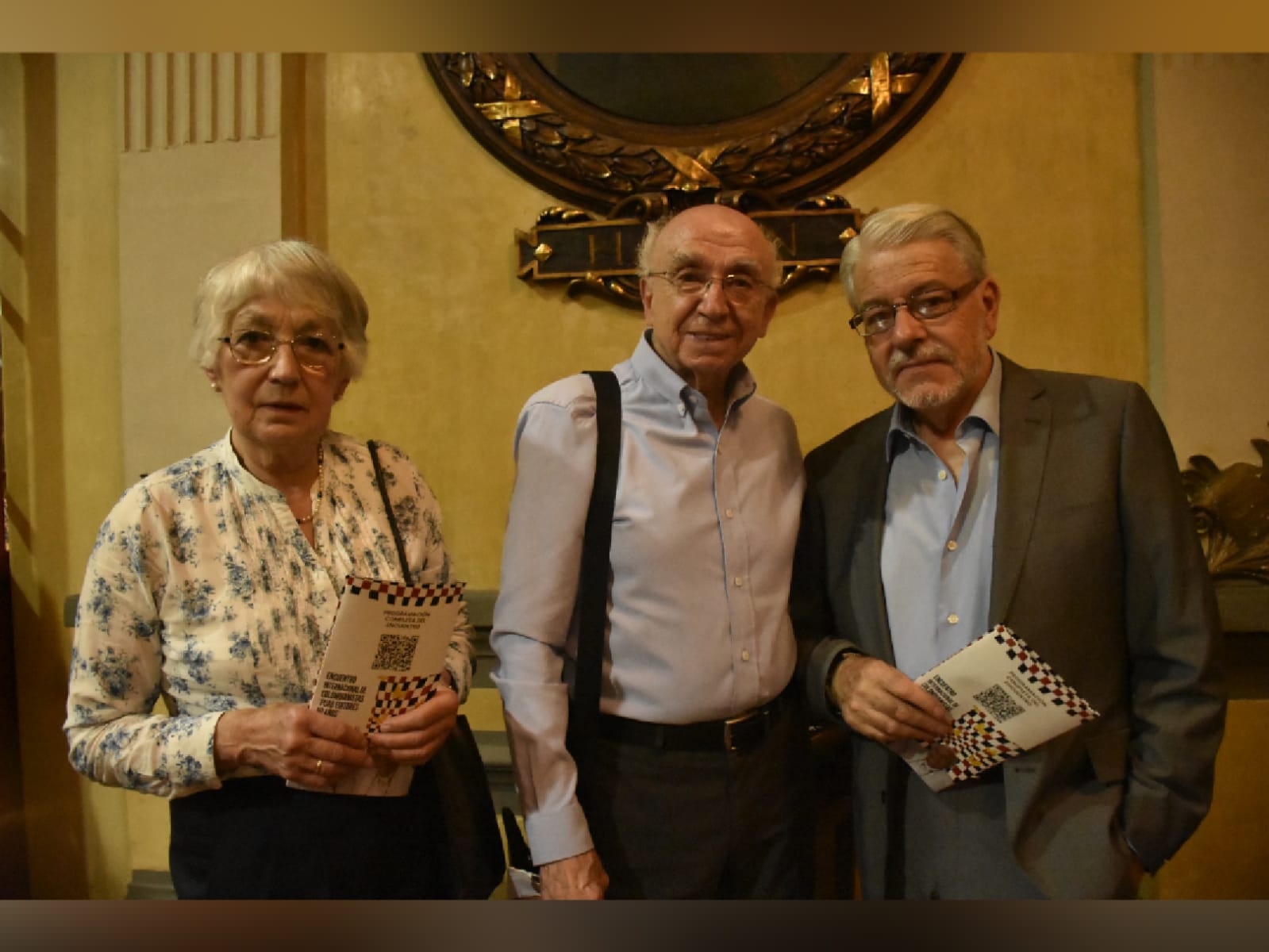 Beatriz de Valencia, Jorge Valencia Jaramillo, ex ministro y fundador de la ‘Feria Internacional del Libro’, en compañía del poeta español Manuel Neila. 