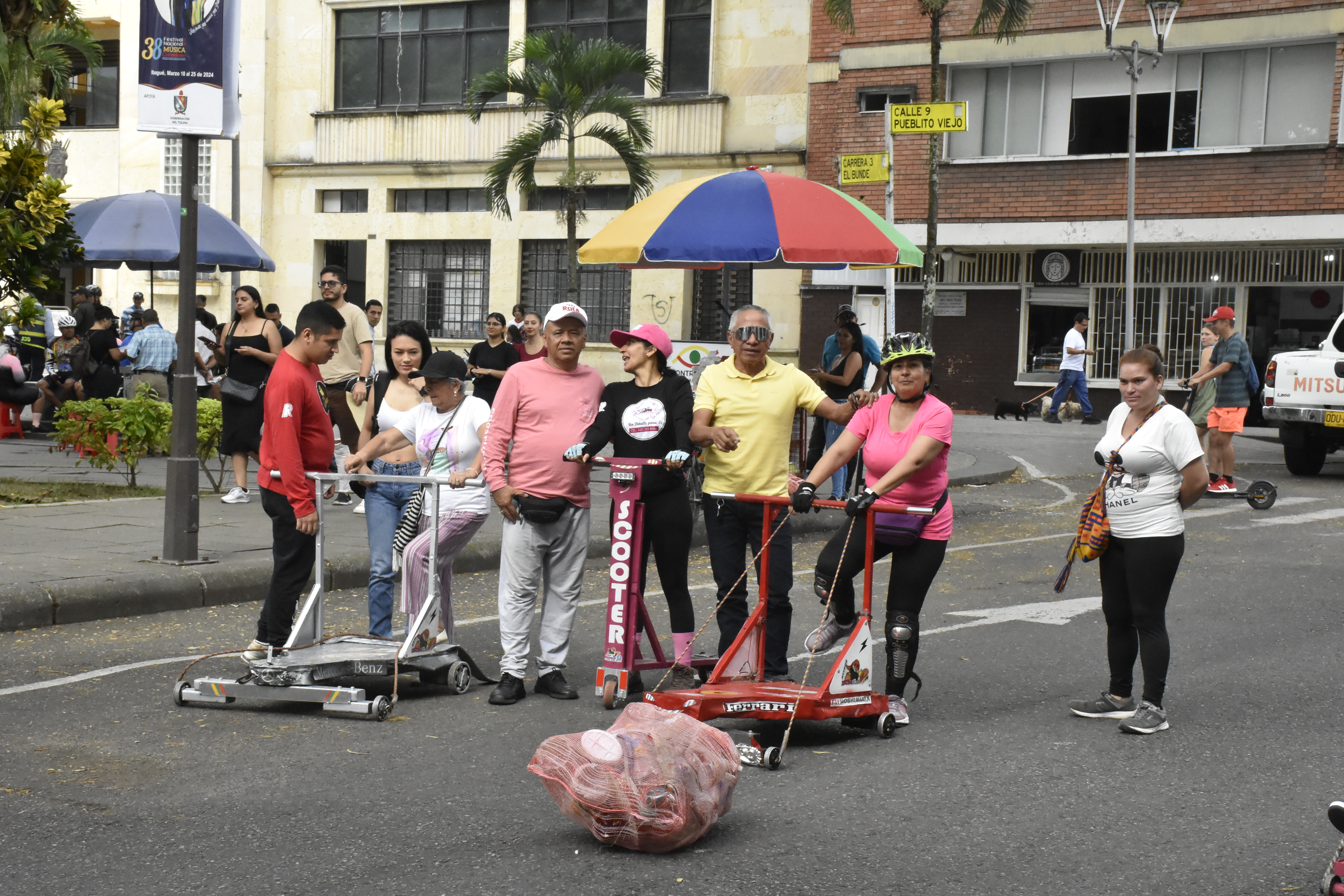 En la carrera Tercera con calle Novena, a un costado de la plaza de Bolívar, se realizó la primera Carrera ambiental.