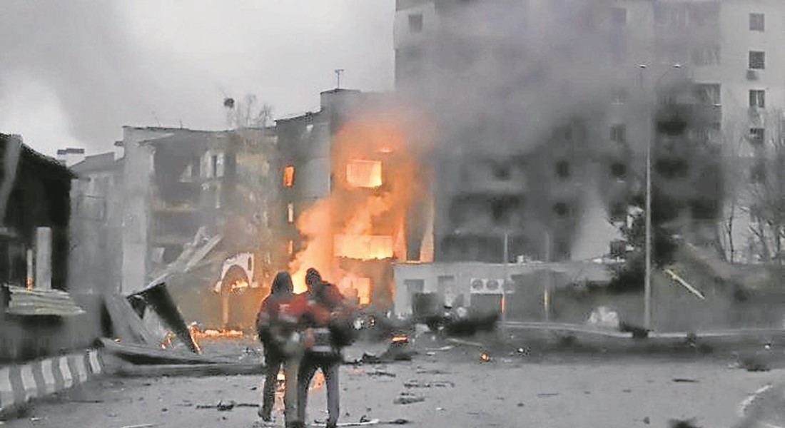 EFE / EL NUEVO DÍA. Edificios arden luego de ser alcanzados por los bombardeos rusos en la pequeña  ciudad de Borodyanka, cerca de Kiev.