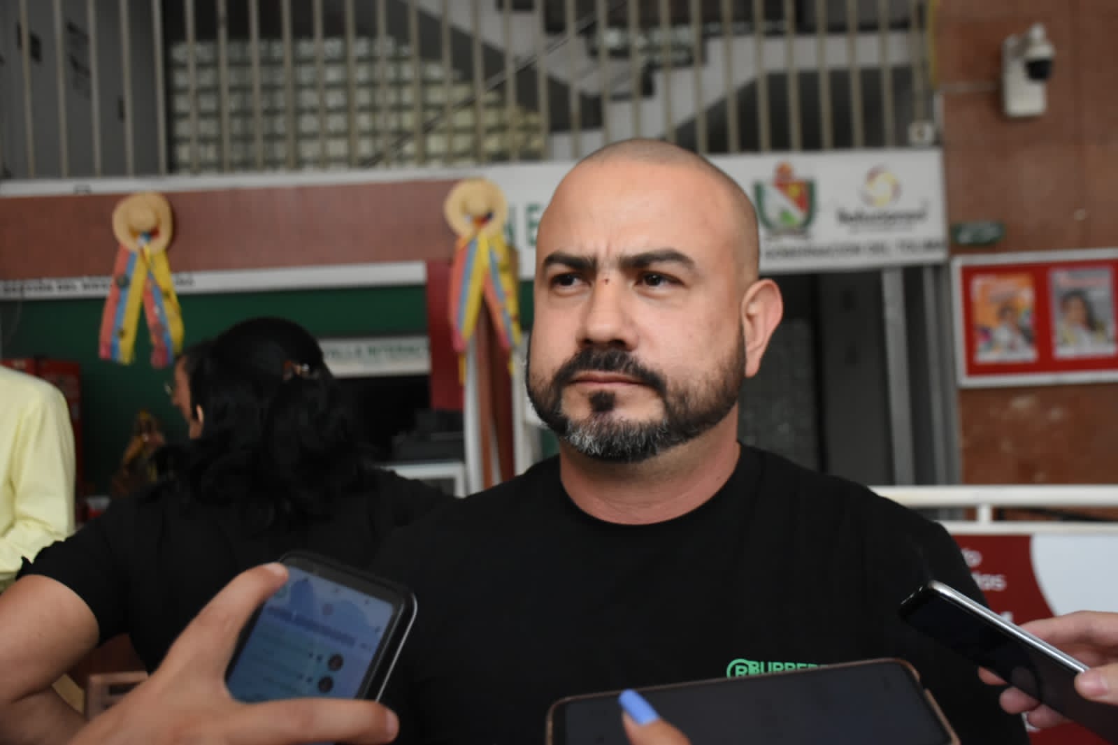 Suministrada Edilberto Hernández / El Nuevo Día. Andrés García, vicepresidente de Asocatol y veterinario, dio declaraciones sobre las cabalgatas. 