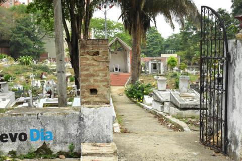 El cementerio fue sellado el 11 de octubre de 2011 por no cumplir con las adecuación necesarias para funcionar.