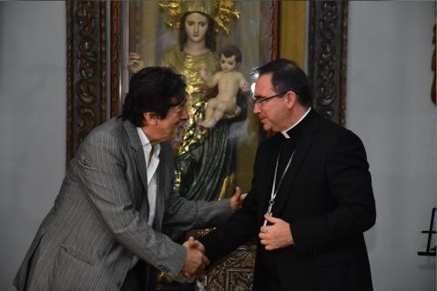  José Augusto Rivera Castro, saluda a monseñor Miguel Fernando González Mariño.