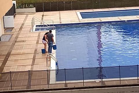 En el Conjunto Arboleda Campestre algunos ciudadanos están tomando el agua de las piscinas de los conjuntos residenciales.