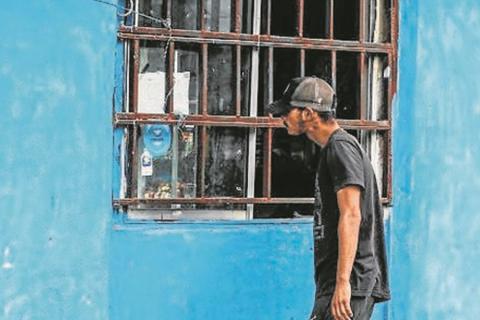 Un hombre camina por una calle de “Puerta 8” donde se vendió la cocaína adulterada que ya causó 20 muertos en Buenos Aires.
