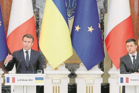 En Kiev, el presidente Macron se reunió con el mandatario Zelenski, para abordar las tensiones con Rusia. 