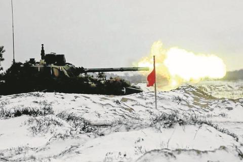  Un vehículo de infantería blindado ruso dispara en medio de un ejercicio operativo conjunto con las Fuerzas Armadas de Bielorrusia en la región de Brest.