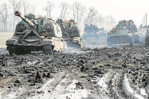 Vehículos blindados rusos estacionados ayer en la carretera en la región de Rostov.