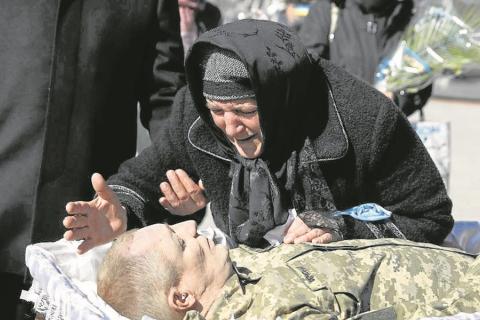  La madre del oficial ucraniano Ivan Skrypnyk, asesinado el pasado 13 de marzo, llora sobre su cadáver en el cementerio de Kiev, cuando la invasión rusa entra en su cuarta semana. 