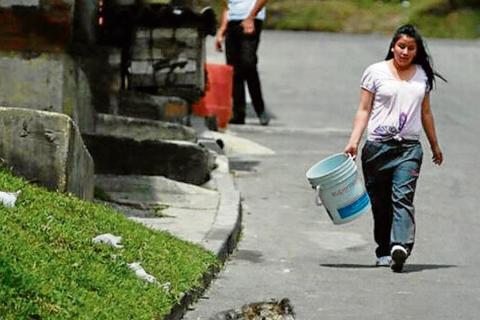 Los habitantes de varios barrios de la ciudad están desesperados por la falta de agua. 