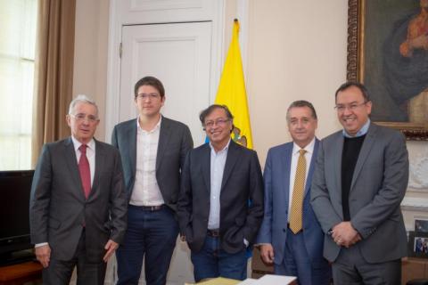 Gusta Petro y Álvaro Uribe