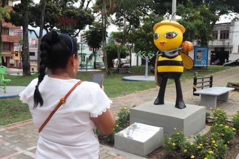 Escultura de abeja 
