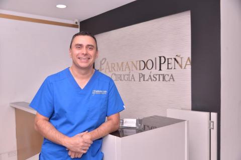 Armando Peña Herrera, cirujano plástico estético y reconstructivo de la Clínica Medicadiz