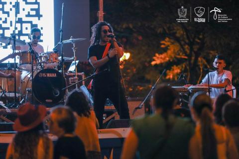 Una gran fiesta de sonidos, colores y experiencias hicieron estallar los sentidos de los asistentes al Zonassur Fest en el parque Danubio del barrio Ricaurte de Ibagué. Un espacio donde cientos de asistentes, disfrutaron del toque estridente de las agrupaciones musicales locales, nacionales e internacionales, con derroche de buena energía y ritmo. 