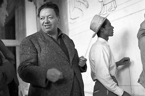  Diego Rivera, comenzando un mural (1943)