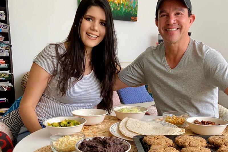 Mientras tanto, Carlos Rueda, organizador de Expoferia de Vivienda, fortalece sus habilidades gastronómicas y hace sus recetas favoritas junto con su esposa, Laura Marín.