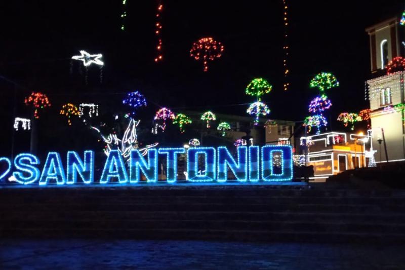 San Antonio, en el sur del Tolima, también le apostó a las sombrillas flotantes pero en formato de alumbrado. Los más pequeños fueron quienes disfrutaron de la noche que dejó a su municipio con luces por doquier.