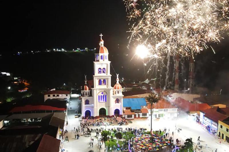 En Villahermosa, la época decembrina fue inaugurada con fuegos pirotécnicos.