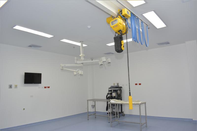 La estructura cuenta con riel diferencial que transporta al equino de la sala de derribo a la sala de cirugía. 