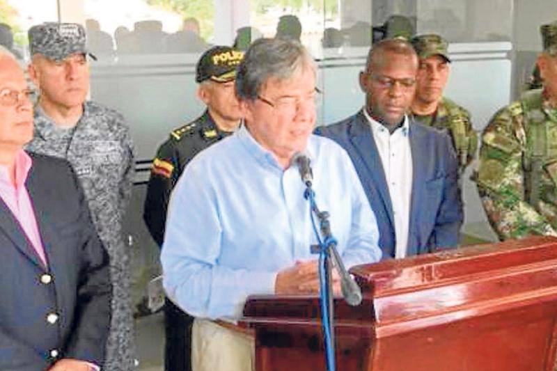 El ministro de Defensa, Carlos Holmes Trujillo, habló de la hipótesis por la explosión de un vehículo y anunció las medidas para esclarecer los hechos. 