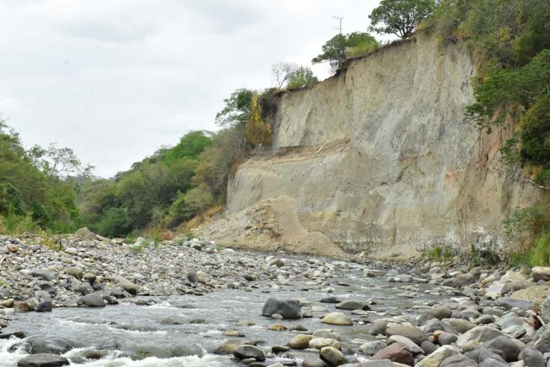 Continuamente la tierra se desprende y cae sobre el río Coello, afluente que estaría generando el daño al cambiar su dinámica tras la extracción de materiales de arrastre. 