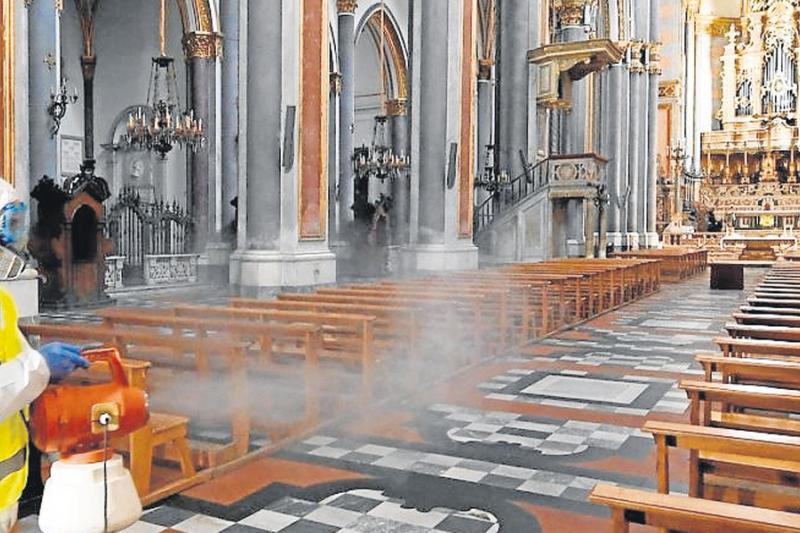 Un trabajador del servicio de salud fumiga la iglesia de San Domenico Maggiore en la ciudad italiana de Nápoles para contrarrestar el peligro de contagio del coronavirus.